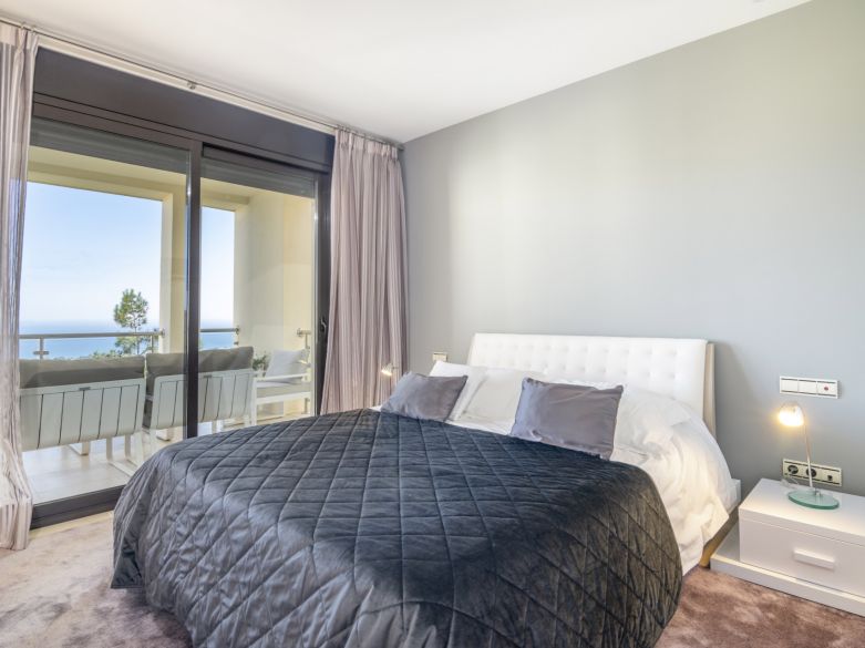 Elegante y moderno apartamento de dos dormitorios en el exclusivo Samara Resort en Marbella con impresionantes vistas panorámicas al mar