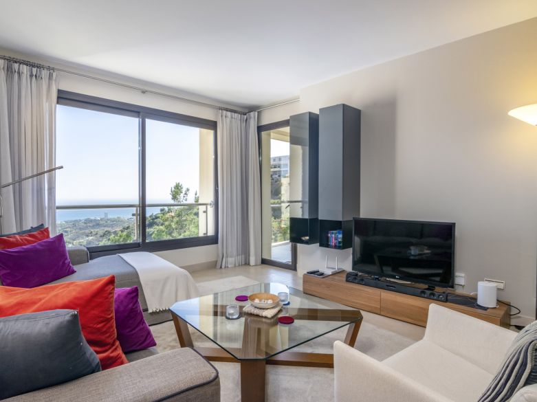 Elegante y moderno apartamento de dos dormitorios en el exclusivo Samara Resort en Marbella con impresionantes vistas panorámicas al mar