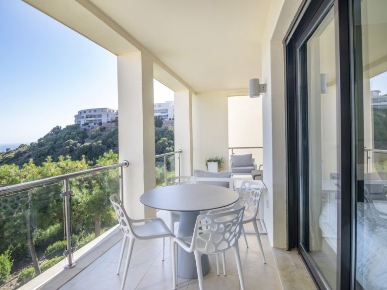 Elegante y moderno apartamento de dos dormitorios en el exclusivo Samara Resort en Marbella con impresionantes vistas panorámicas al mar