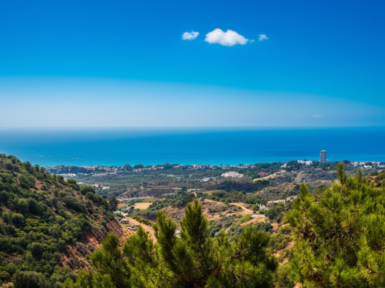 Elegante y moderno apartamento de dos dormitorios en el exclusivo Samara Resort en Marbella con impresionantes vistas panorámicas al mar
