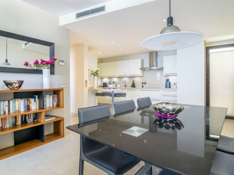 Elegante y moderno apartamento de dos dormitorios en el exclusivo Samara Resort en Marbella con impresionantes vistas panorámicas al mar