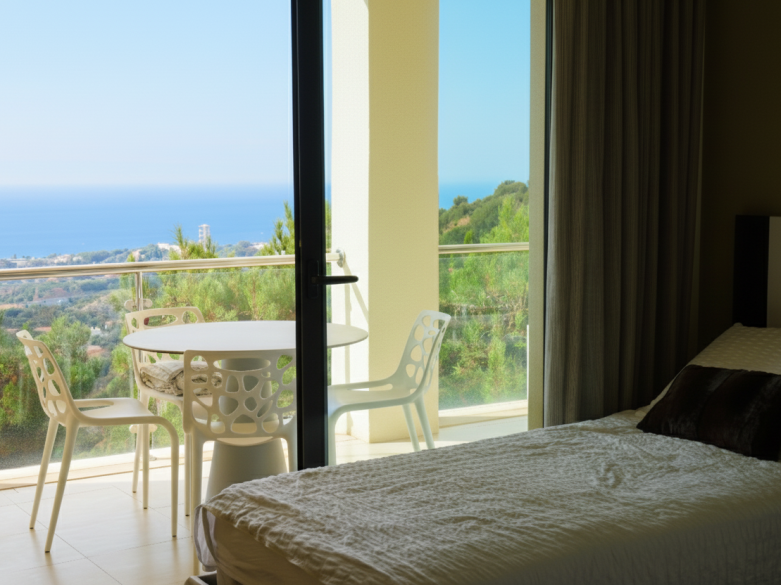 Elegante y moderno apartamento de dos dormitorios en el exclusivo Samara Resort en Marbella con impresionantes vistas panorámicas al mar