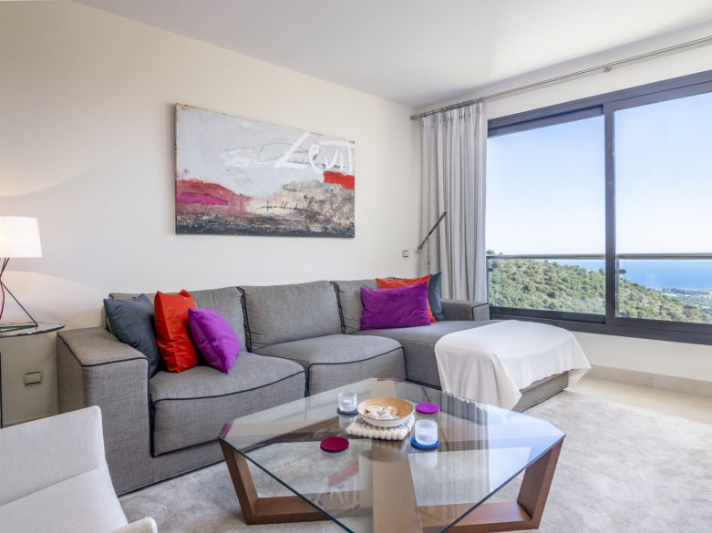 Elegante y moderno apartamento de dos dormitorios en el exclusivo Samara Resort en Marbella con impresionantes vistas panorámicas al mar
