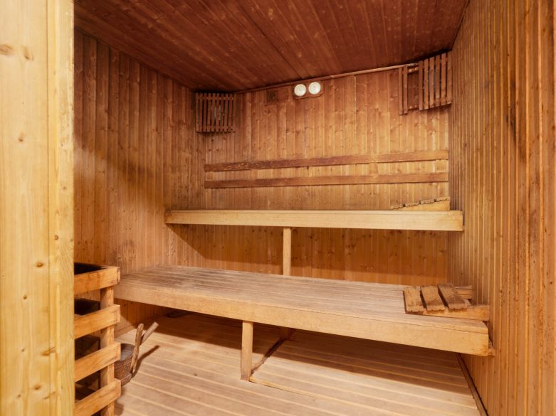 Elegante y moderno apartamento de dos dormitorios en el exclusivo Samara Resort en Marbella con impresionantes vistas panorámicas al mar