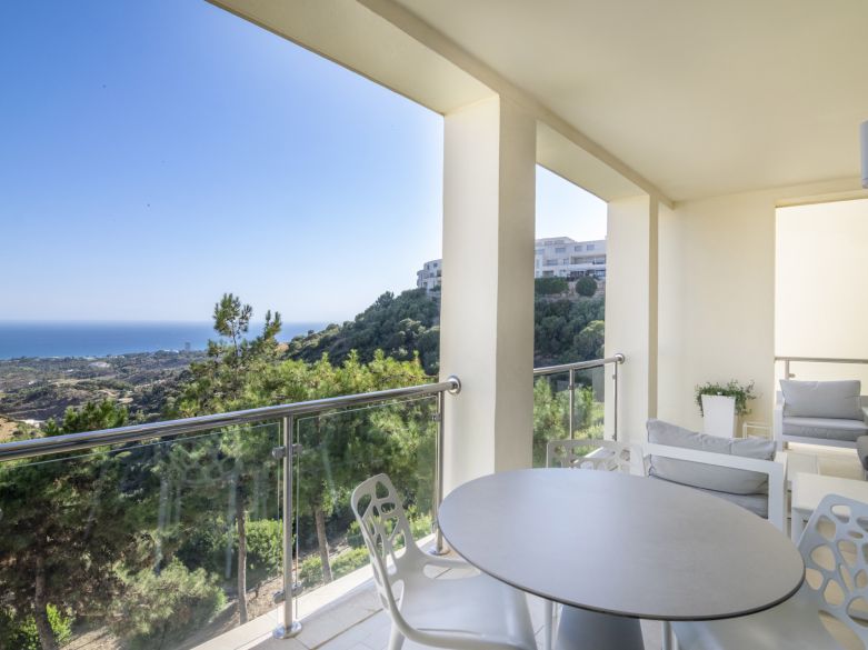 Elegante y moderno apartamento de dos dormitorios en el exclusivo Samara Resort en Marbella con impresionantes vistas panorámicas al mar