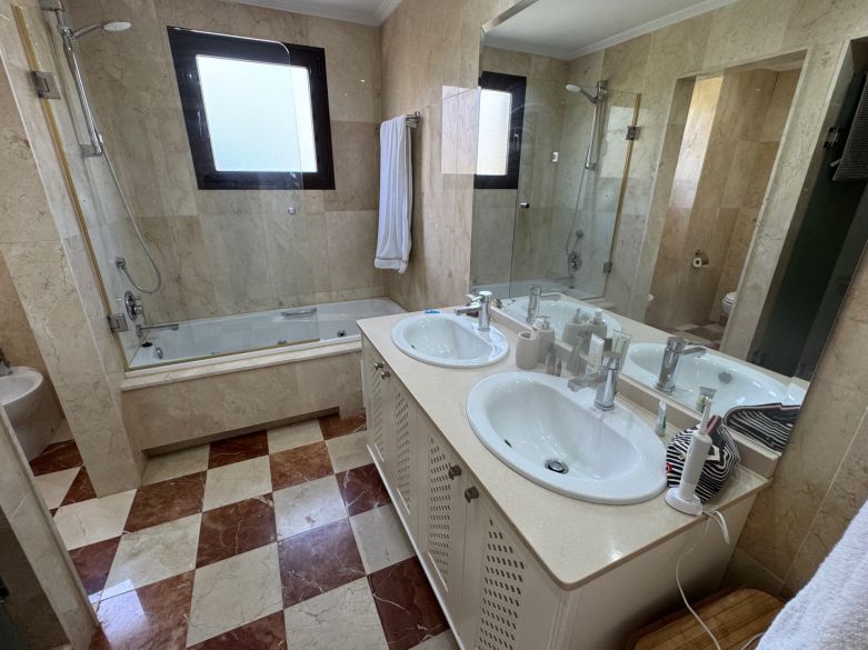 Elegante apartamento de 3 dormitorios en Ribera del Paraíso, Puerto de Sotogrande