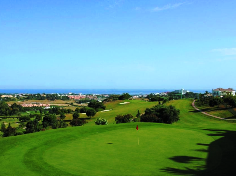 Excepcional Villa Pareada en Atalaya – Diseño Contemporáneo, Ubicación Privilegiada y Construcción Rápida