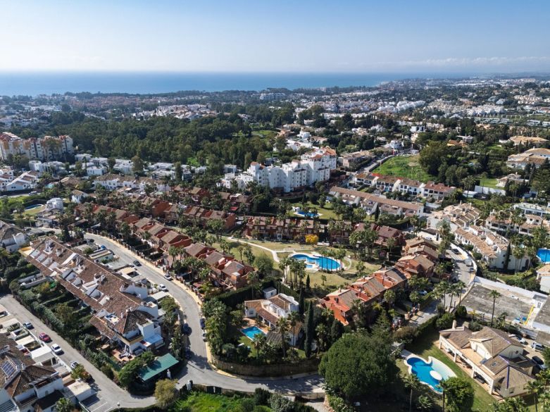 Excepcional Villa Pareada en Atalaya – Diseño Contemporáneo, Ubicación Privilegiada y Construcción Rápida