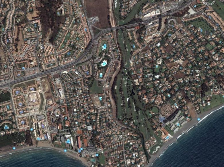 Excepcional Villa Pareada en Atalaya – Diseño Contemporáneo, Ubicación Privilegiada y Construcción Rápida