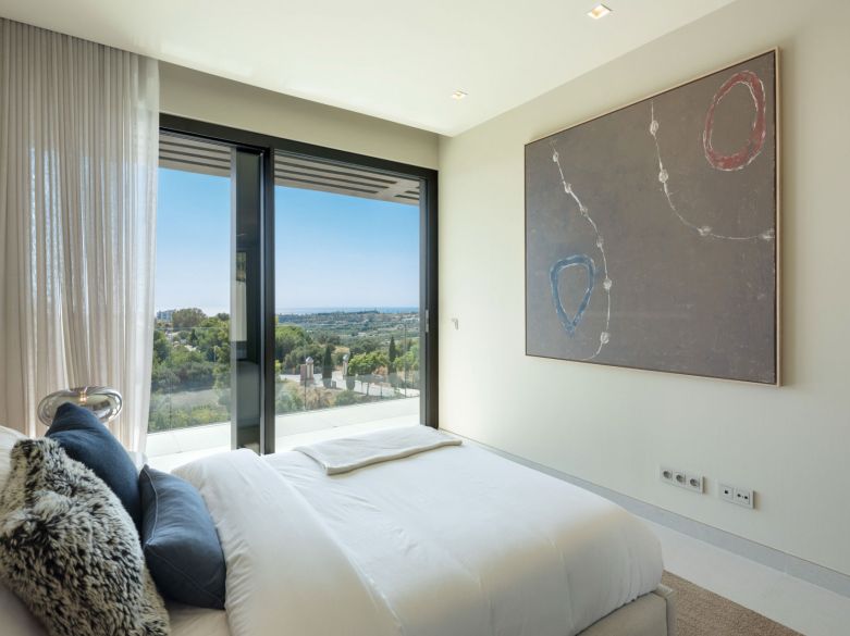 Villa de lujo contemporánea con vistas al mar en venta en Los Flamingos, Benahavís