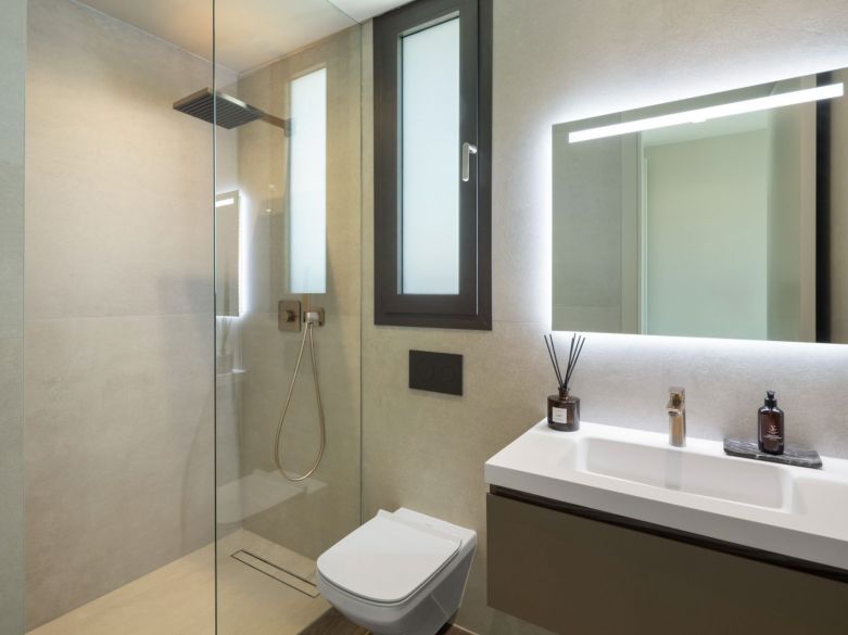 Villa de lujo contemporánea con vistas al mar en venta en Los Flamingos, Benahavís