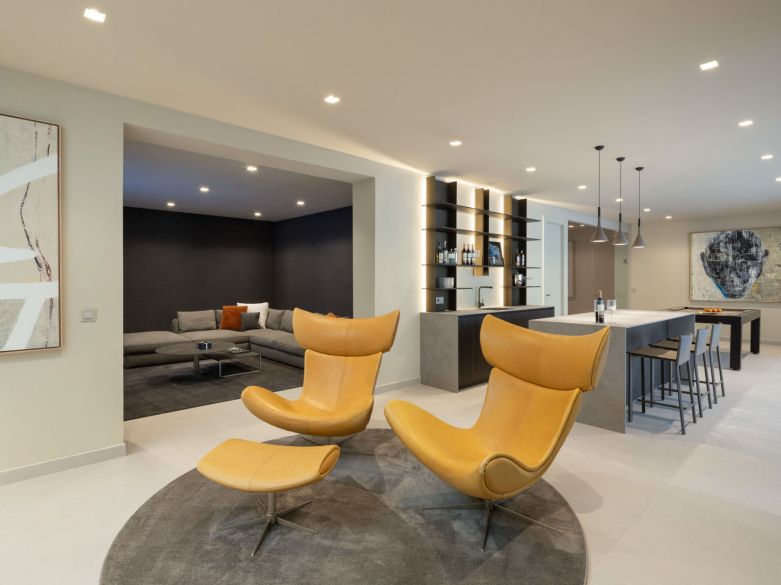 Villa de lujo contemporánea con vistas al mar en venta en Los Flamingos, Benahavís