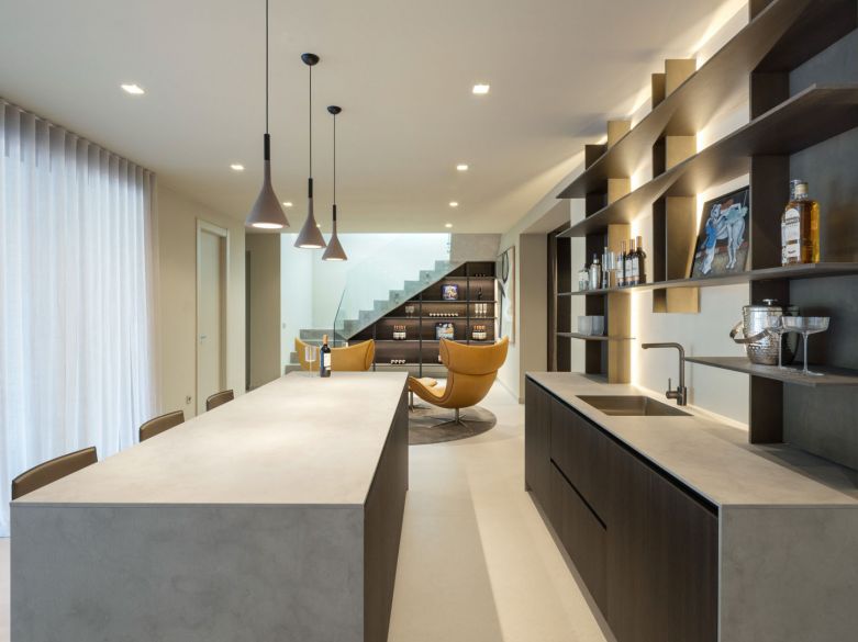 Villa de lujo contemporánea con vistas al mar en venta en Los Flamingos, Benahavís