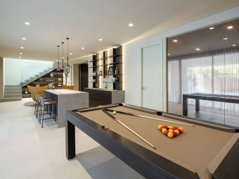 Villa de lujo contemporánea con vistas al mar en venta en Los Flamingos, Benahavís