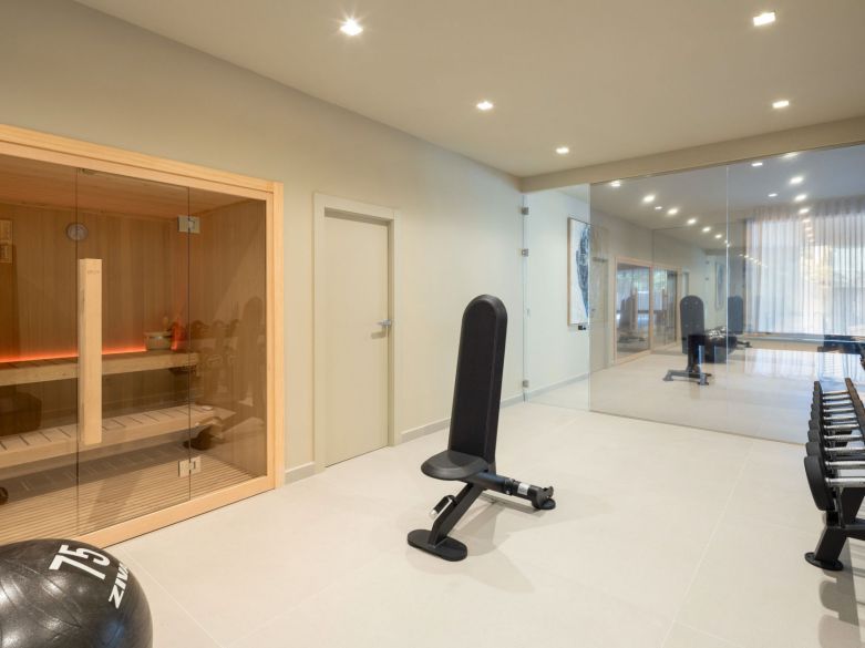 Villa de lujo contemporánea con vistas al mar en venta en Los Flamingos, Benahavís