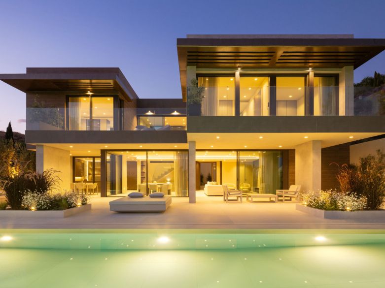 Villa de lujo contemporánea con vistas al mar en venta en Los Flamingos, Benahavís