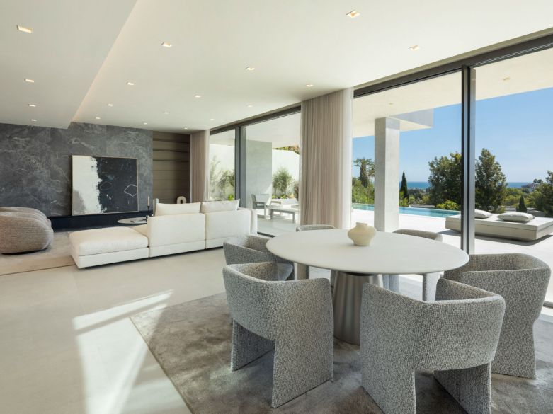 Villa de lujo contemporánea con vistas al mar en venta en Los Flamingos, Benahavís