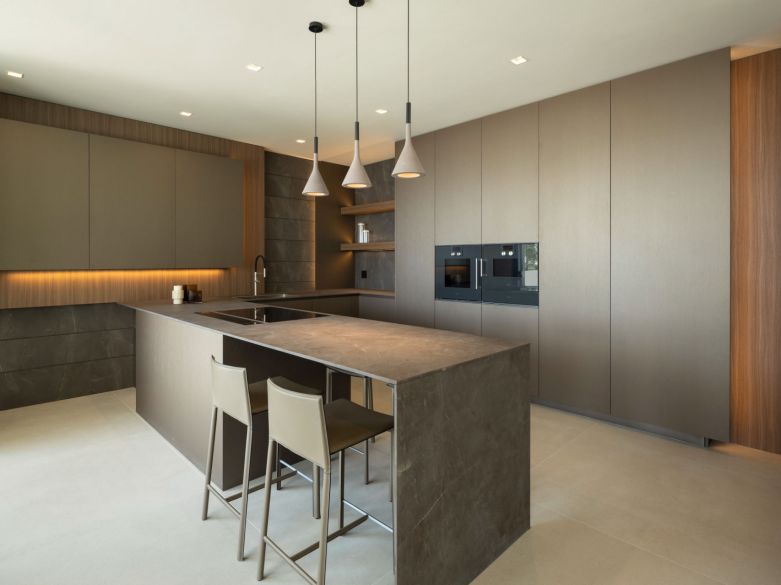 Villa de lujo contemporánea con vistas al mar en venta en Los Flamingos, Benahavís