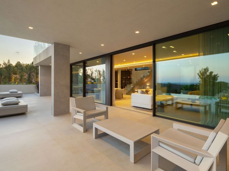 Villa de lujo contemporánea con vistas al mar en venta en Los Flamingos, Benahavís