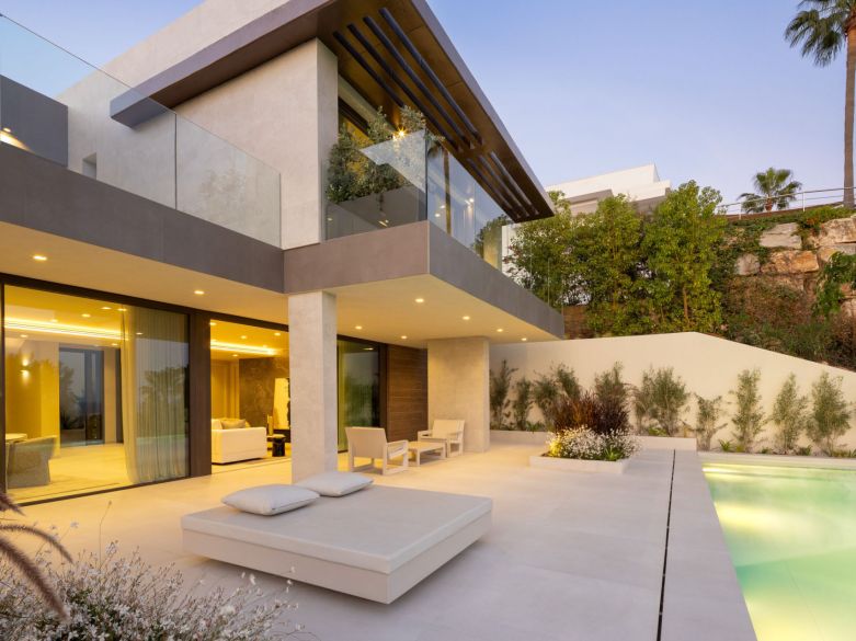 Villa de lujo contemporánea con vistas al mar en venta en Los Flamingos, Benahavís