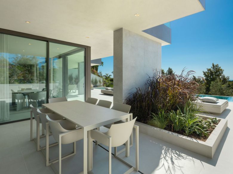 Villa de lujo contemporánea con vistas al mar en venta en Los Flamingos, Benahavís