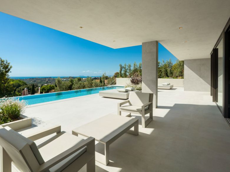 Villa de lujo contemporánea con vistas al mar en venta en Los Flamingos, Benahavís