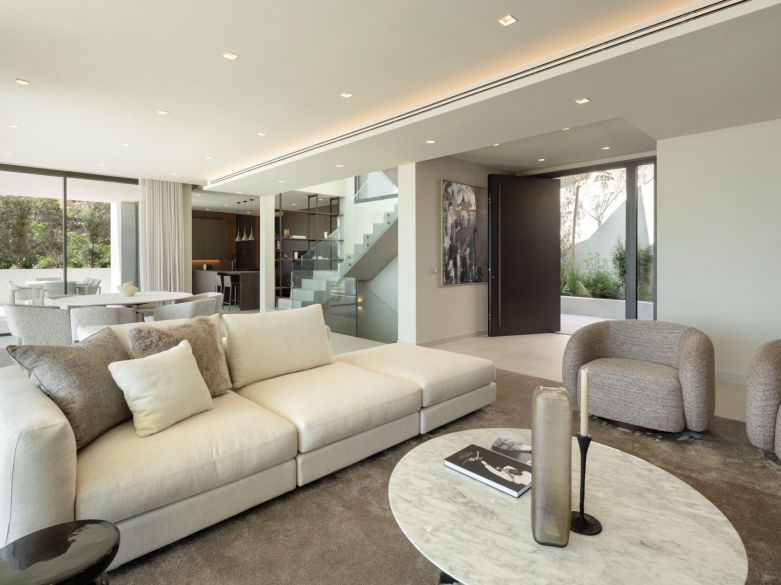 Villa de lujo contemporánea con vistas al mar en venta en Los Flamingos, Benahavís