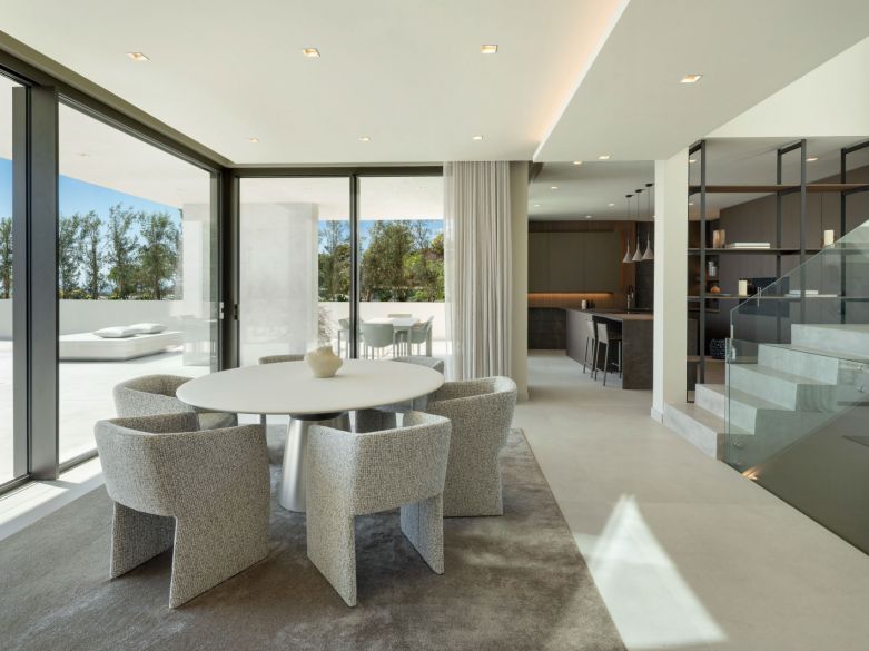 Villa de lujo contemporánea con vistas al mar en venta en Los Flamingos, Benahavís