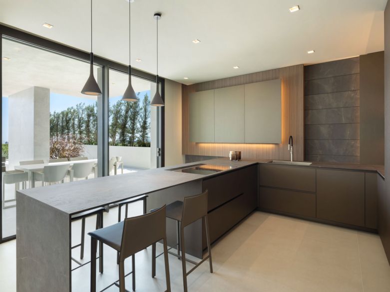 Villa de lujo contemporánea con vistas al mar en venta en Los Flamingos, Benahavís