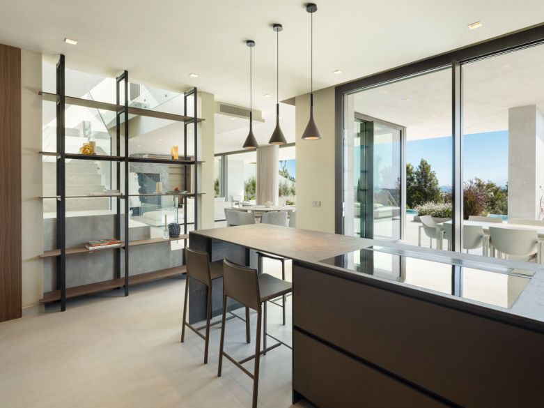 Villa de lujo contemporánea con vistas al mar en venta en Los Flamingos, Benahavís