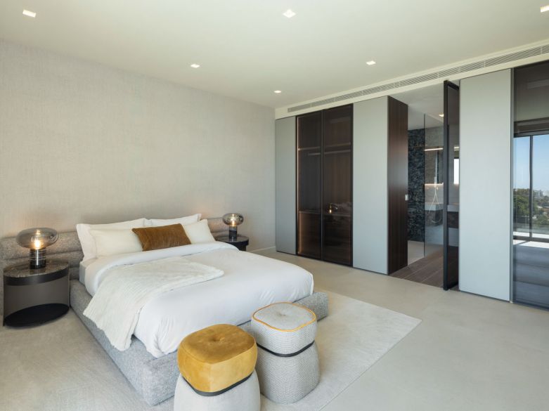 Villa de lujo contemporánea con vistas al mar en venta en Los Flamingos, Benahavís