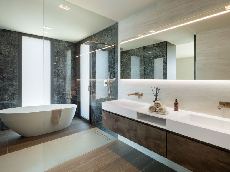 Villa de lujo contemporánea con vistas al mar en venta en Los Flamingos, Benahavís