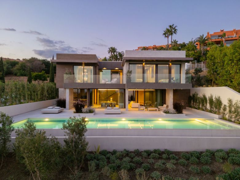 Villa de lujo contemporánea con vistas al mar en venta en Los Flamingos, Benahavís