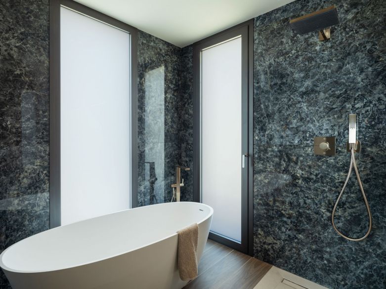 Villa de lujo contemporánea con vistas al mar en venta en Los Flamingos, Benahavís