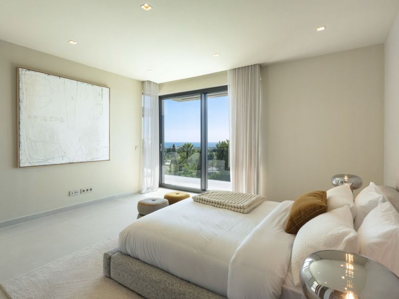 Villa de lujo contemporánea con vistas al mar en venta en Los Flamingos, Benahavís