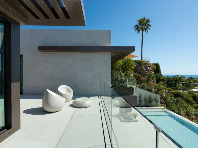 Villa de lujo contemporánea con vistas al mar en venta en Los Flamingos, Benahavís