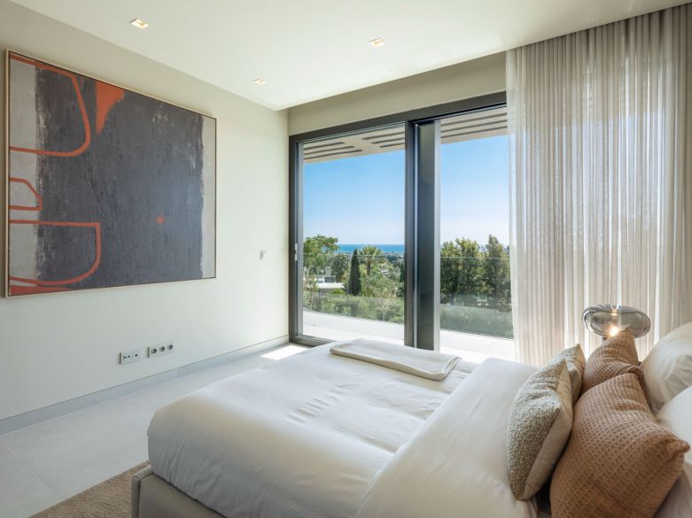 Villa de lujo contemporánea con vistas al mar en venta en Los Flamingos, Benahavís