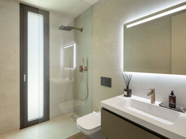 Villa de lujo contemporánea con vistas al mar en venta en Los Flamingos, Benahavís