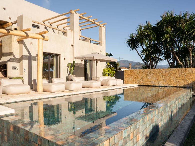 Elegancia exótica con vistas panorámicas al mar — Una obra maestra del diseño en Selwo