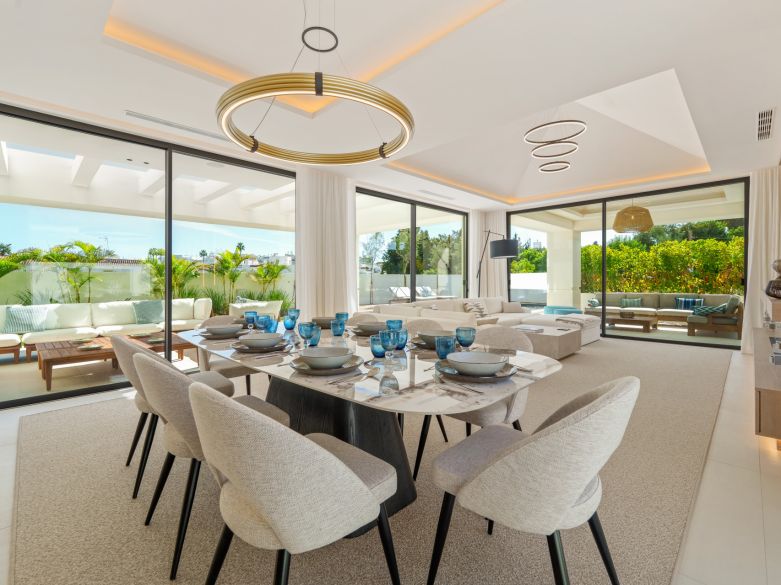 Villa contemporánea en Linda Vista Baja, cerca de la playa y de todas las comodidades de San Pedro de Alcántara.