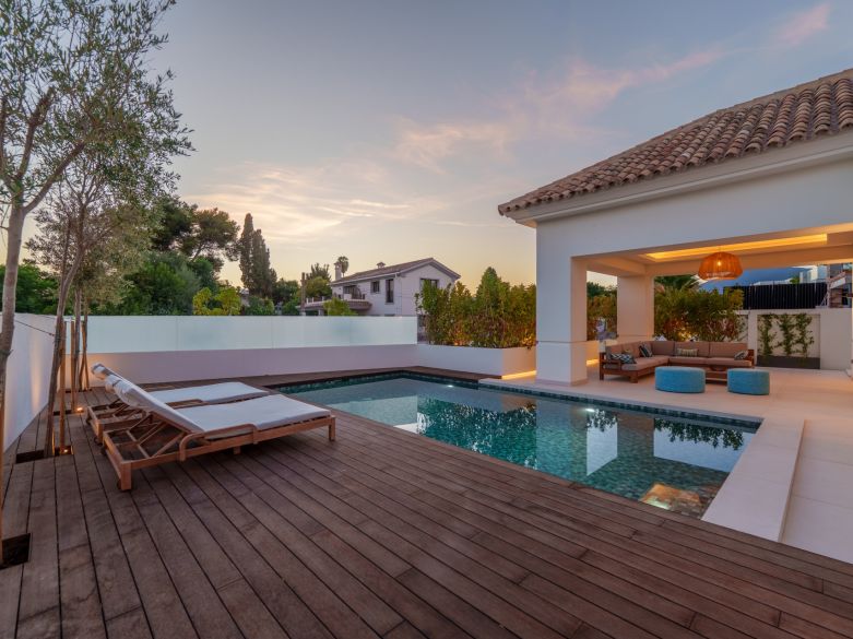 Villa contemporánea en Linda Vista Baja, cerca de la playa y de todas las comodidades de San Pedro de Alcántara.