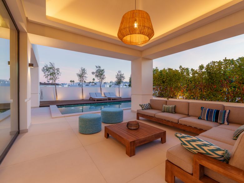 Villa contemporánea en Linda Vista Baja, cerca de la playa y de todas las comodidades de San Pedro de Alcántara.