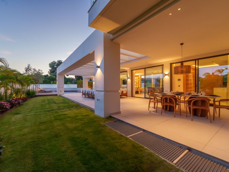 Villa contemporánea en Linda Vista Baja, cerca de la playa y de todas las comodidades de San Pedro de Alcántara.