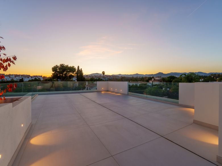 Villa contemporánea en Linda Vista Baja, cerca de la playa y de todas las comodidades de San Pedro de Alcántara.