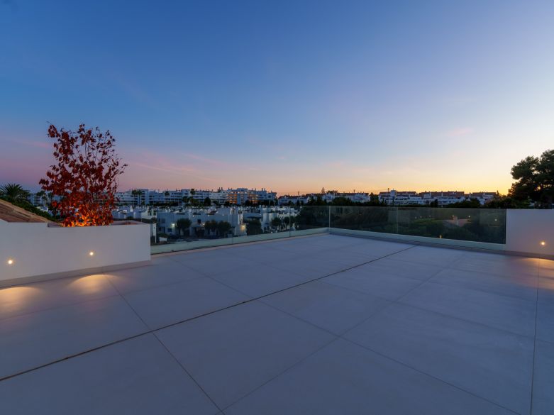 Villa contemporánea en Linda Vista Baja, cerca de la playa y de todas las comodidades de San Pedro de Alcántara.