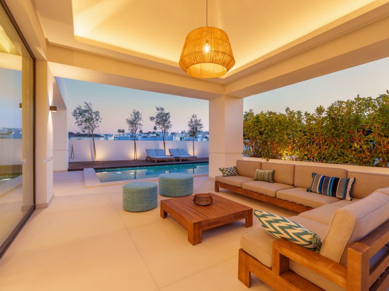 Villa contemporánea en Linda Vista Baja, cerca de la playa y de todas las comodidades de San Pedro de Alcántara.