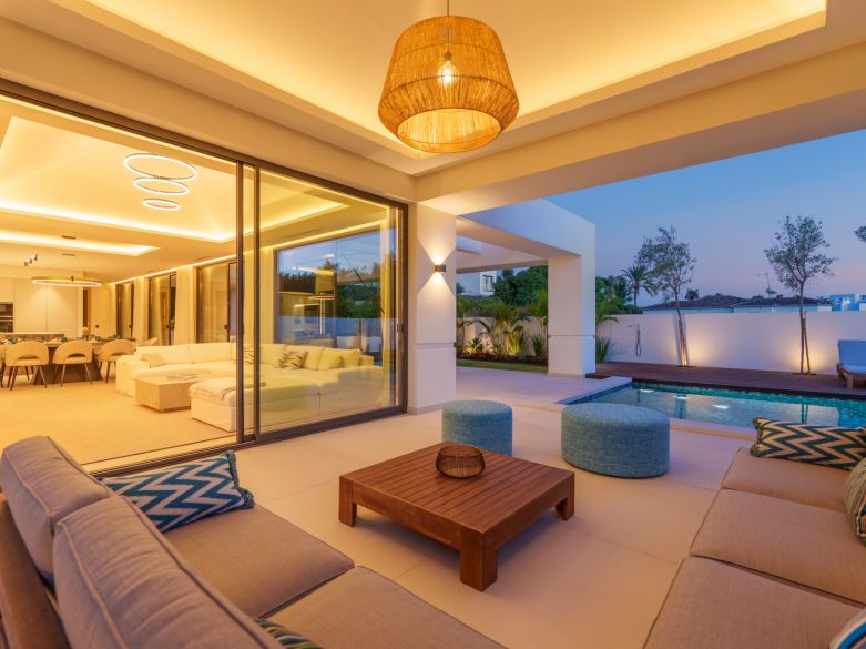 Villa contemporánea en Linda Vista Baja, cerca de la playa y de todas las comodidades de San Pedro de Alcántara.