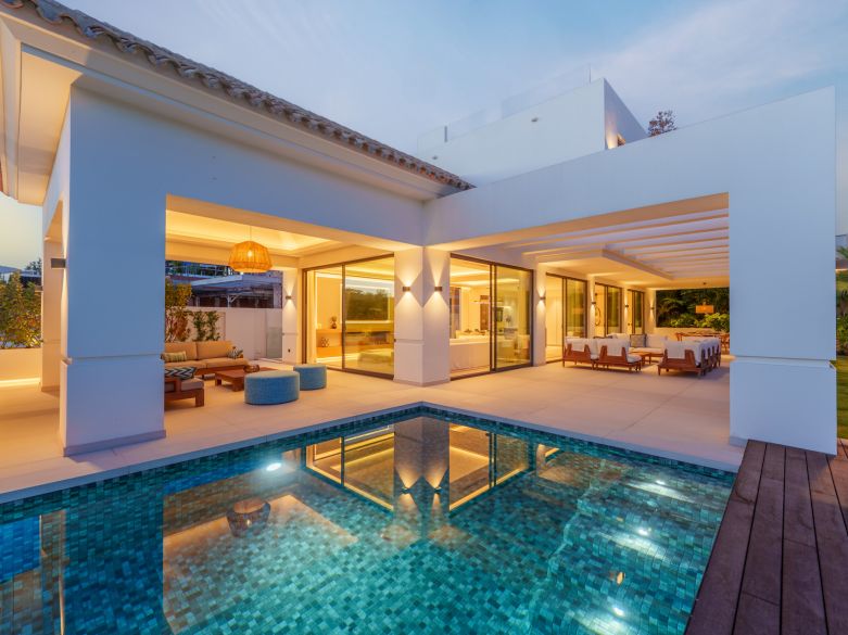 Villa contemporánea en Linda Vista Baja, cerca de la playa y de todas las comodidades de San Pedro de Alcántara.