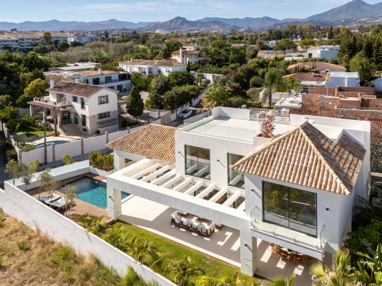 Villa contemporánea en Linda Vista Baja, cerca de la playa y de todas las comodidades de San Pedro de Alcántara.