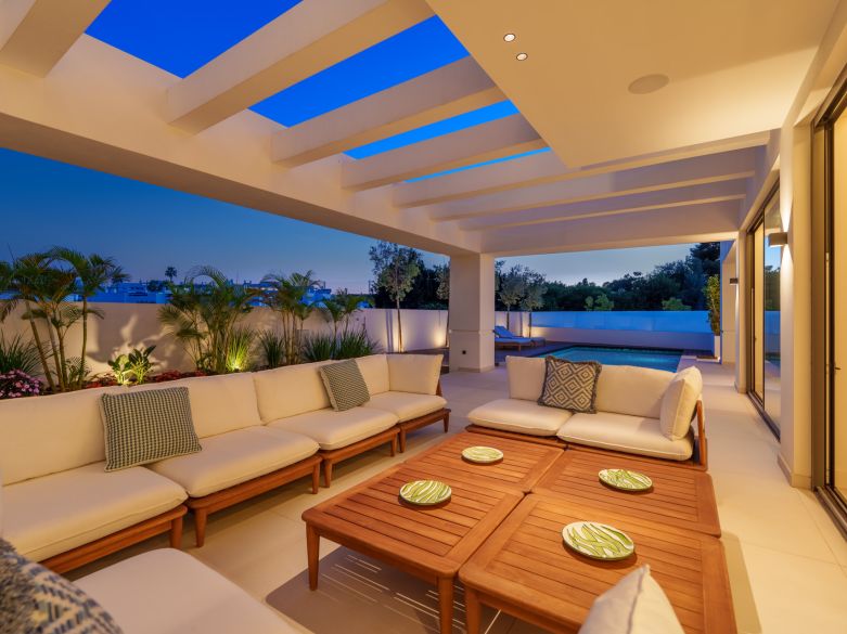 Villa contemporánea en Linda Vista Baja, cerca de la playa y de todas las comodidades de San Pedro de Alcántara.